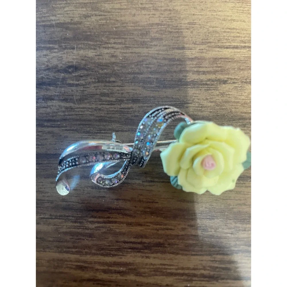 Avon Sweet Rose Brooch Pin Yellow Flower Rhinestone‎ Ribbon Vintage New in Box